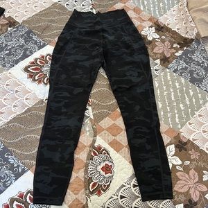 Alphalete Surface Pocket Legging in Black Camo